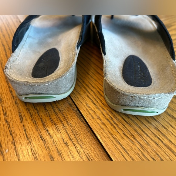 Earth Origins Black Leather Flower Sandals Comfortable Foot Support. Size 8 - Picture 7 of 10